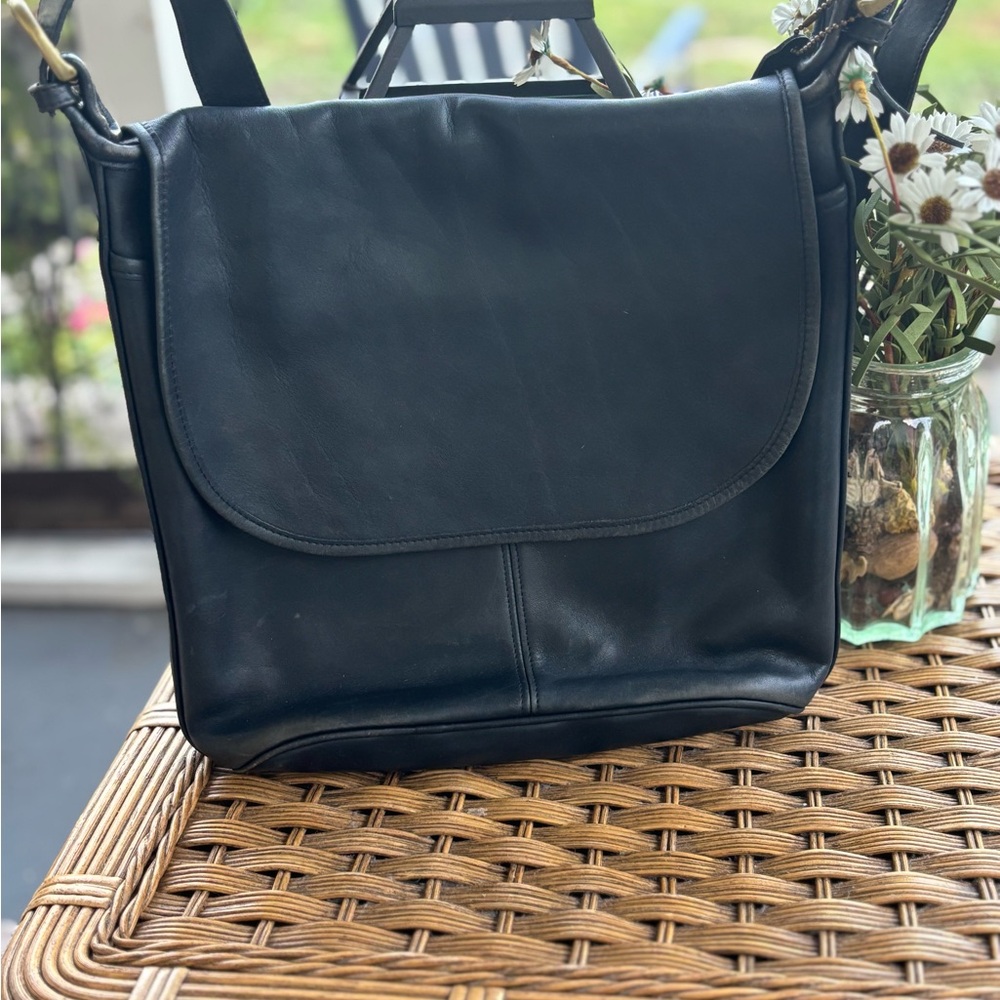 Vintage Coach Elegant Black Leather Shoulder Bag